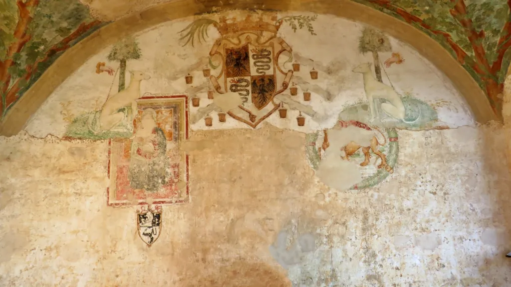 Affresco in cui è dipinto uno stemma, un pò rovinato dal tempo. Si trova all'interno della Rocca di Soncino