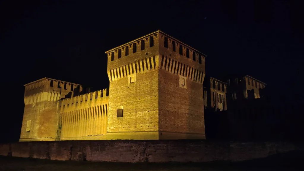 La rocca di soncino illuminata dalle luci di sera