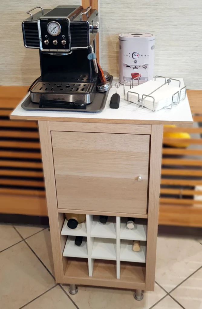 Mobile Kallax utilizzato come angolo caffè, con macchina, tappetino in silicone e altri accessori